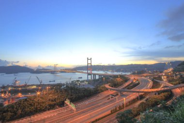gün batımında Hong Kong güzel Tsing Ma Bridge