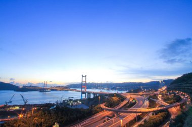 otoyol Hong Kong'daki Tsing Ma Bridge geceleri