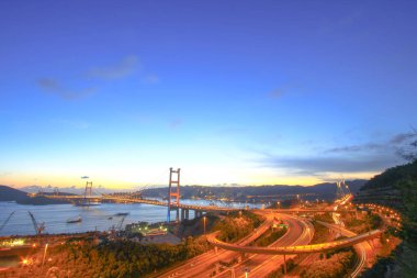 gün batımında Hong Kong güzel Tsing Ma Bridge
