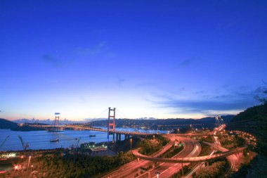 otoyol Hong Kong'daki Tsing Ma Bridge geceleri