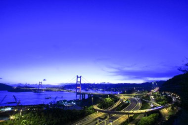 otoyol Hong Kong'daki Tsing Ma Bridge geceleri