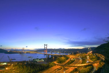 otoyol Hong Kong'daki Tsing Ma Bridge geceleri