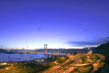 otoyol Hong Kong'daki Tsing Ma Bridge geceleri