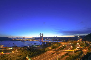 otoyol Hong Kong'daki Tsing Ma Bridge geceleri