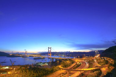 otoyol Hong Kong'daki Tsing Ma Bridge geceleri