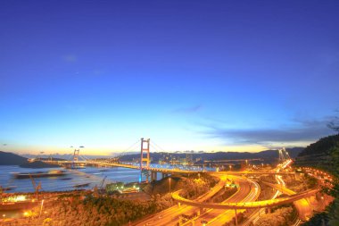 otoyol Hong Kong'daki Tsing Ma Bridge geceleri