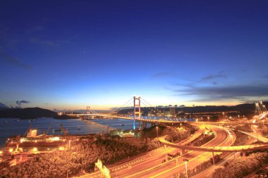otoyol Hong Kong'daki Tsing Ma Bridge geceleri