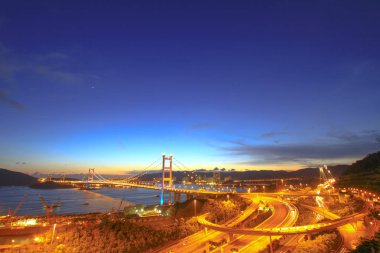 otoyol Hong Kong'daki Tsing Ma Bridge geceleri