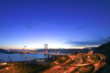 otoyol Hong Kong'daki Tsing Ma Bridge geceleri
