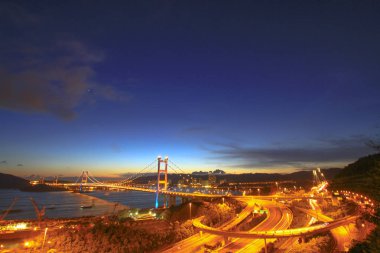 otoyol Hong Kong'daki Tsing Ma Bridge geceleri