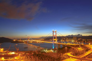 otoyol Hong Kong'daki Tsing Ma Bridge geceleri