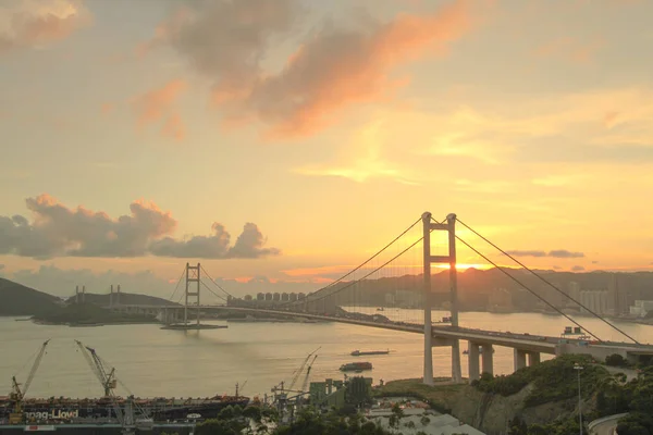 美しい青馬大橋の夕日で香港で — ストック写真