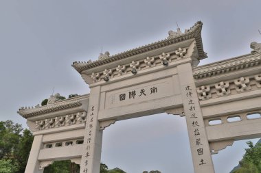 bir taş Po Lin Monaster kapısına