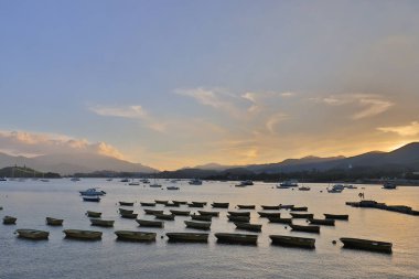 Tai Mei Tuk, Hong Kon içinde deniz günbatımı