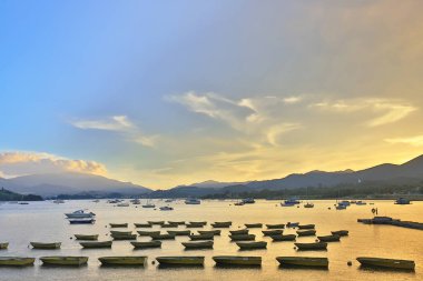 Tai Mei Tuk, Hong Kon içinde deniz günbatımı