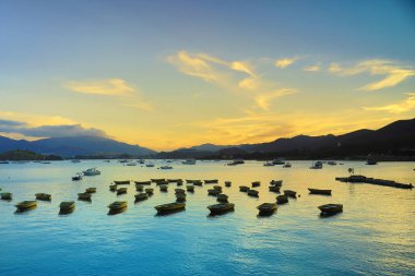 Tai Mei Tuk, Hong Kon içinde deniz günbatımı