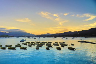 Tai Mei Tuk, Hong Kon içinde deniz günbatımı
