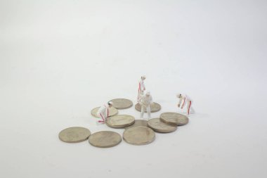 Mini işçi paralar taşıyın. Bir para büyüyen