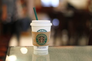 ahşap masa harmanlanmış Espresso içecekler ikram 
