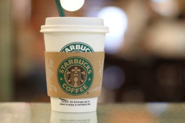 ahşap masa harmanlanmış Espresso içecekler ikram 