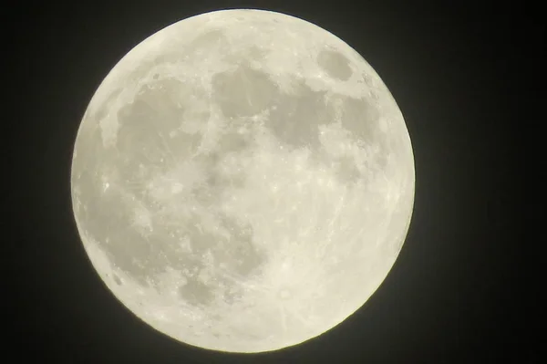 Close Uma Lua Cheia Mostrando Crateras — Fotografia de Stock