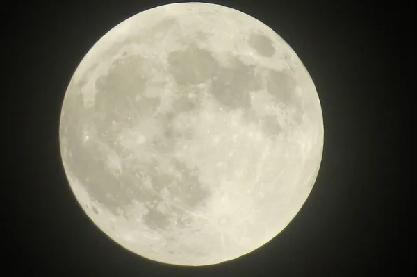 クレーターを示す満月のクローズ アップ — ストック写真