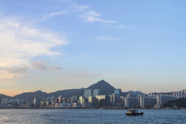 kowloon Körfezi kıyılarında kowloon taraftan