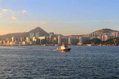 kowloon Körfezi kıyılarında kowloon taraftan