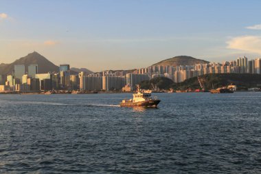 kowloon Körfezi kıyılarında kowloon taraftan