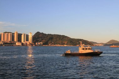 kowloon Körfezi kıyılarında kowloon taraftan