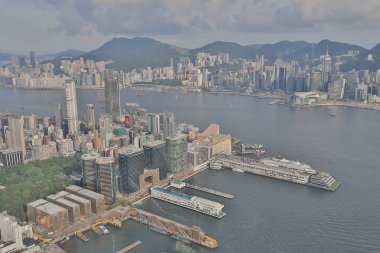 Hong Kong manzarası ve waterfront bir görünüm.