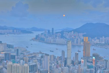 Ay ile gece Hong Kong manzarası