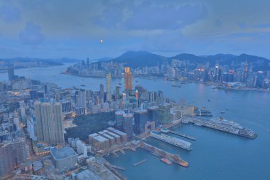Ay ile gece Hong Kong manzarası