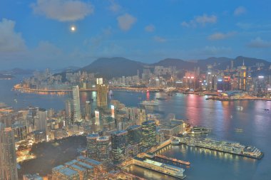 Ay ile gece Hong Kong manzarası