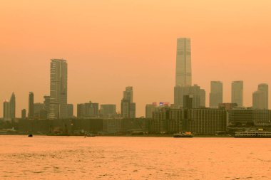 kwun tong, kowloon taraftan gün batımı görünümü