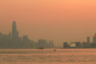 kwun tong, kowloon taraftan gün batımı görünümü