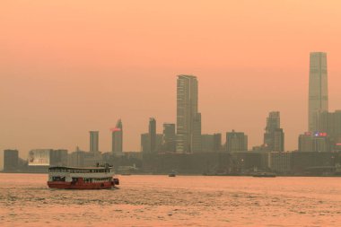 kwun tong, kowloon taraftan gün batımı görünümü