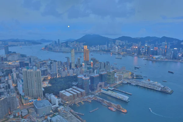 夜月に香港のスカイライン — ストック写真