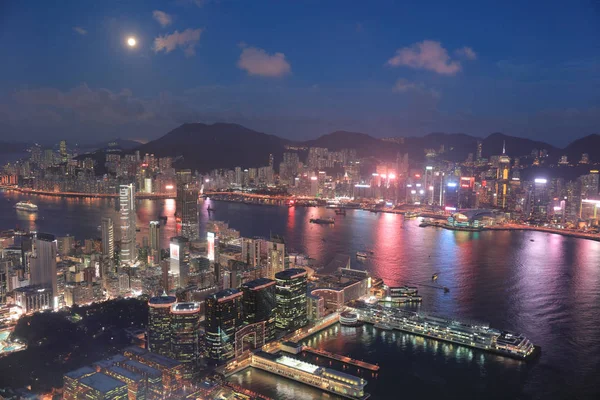 夜月に香港のスカイライン — ストック写真