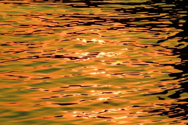 Μια Αντανάκλαση Του Φωτός Του Ήλιου Ηλιοβασίλεμα Στη Θάλασσα — Φωτογραφία Αρχείου