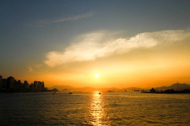 Hong Kong Tsim Sha Tsui görüldüğü gibi Adası alacakaranlıkta manzarası. 