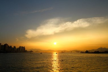 Hong Kong Tsim Sha Tsui görüldüğü gibi Adası alacakaranlıkta manzarası. 
