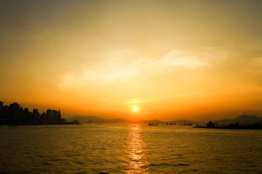 Hong Kong Tsim Sha Tsui görüldüğü gibi Adası alacakaranlıkta manzarası. 