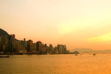 Hong Kong Tsim Sha Tsui görüldüğü gibi Adası alacakaranlıkta manzarası. 