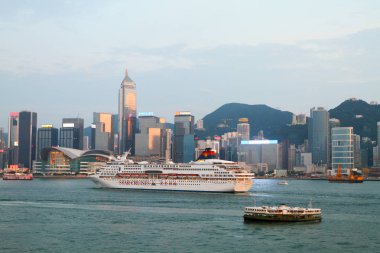 Victoria Harbour üzerinde akşam Hong Kong manzarası
