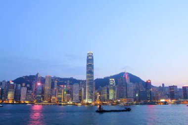 Hong Kong Victoria Limanı ve şehir içinde geçmiş.