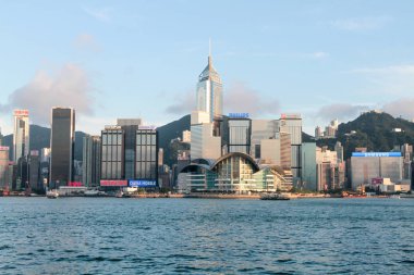 Hong Kong silüeti ile Victoria Limanı