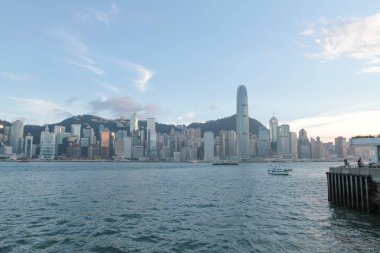 Hong Kong silüeti ile Victoria Limanı