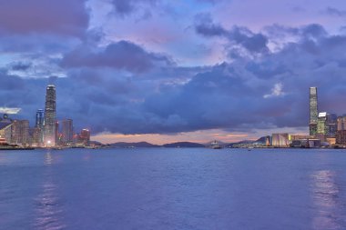 hk Victoria harbor bir gece görünümü