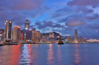 hk Victoria harbor bir gece görünümü
